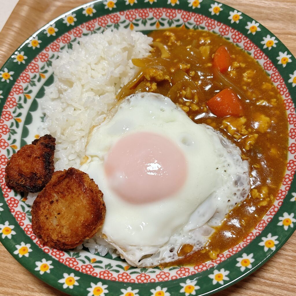カレーのトッピングにまぐろの漬けカツ