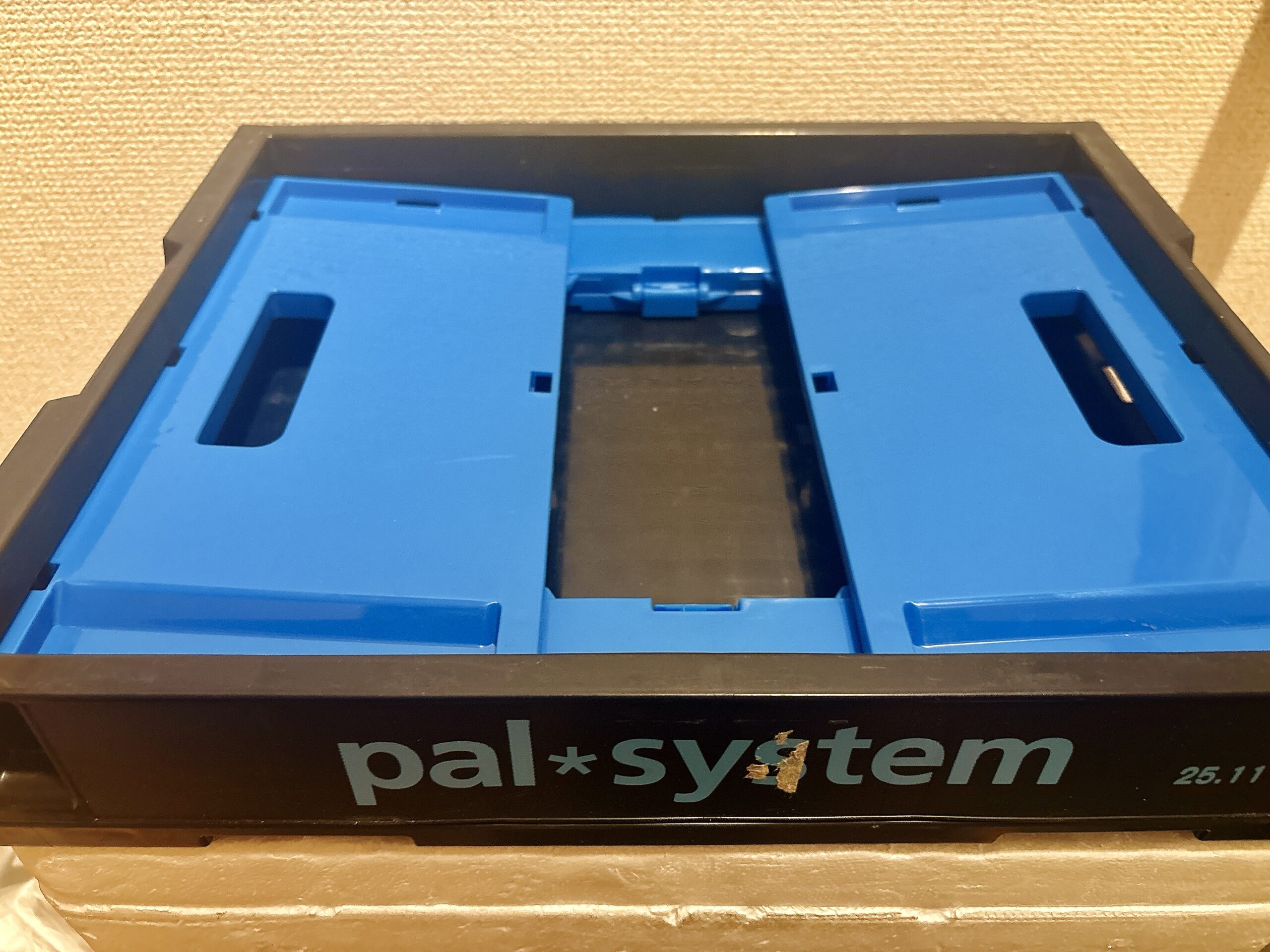 パルシステムのコンテナのたたみ方。長辺を折りたたんで完成