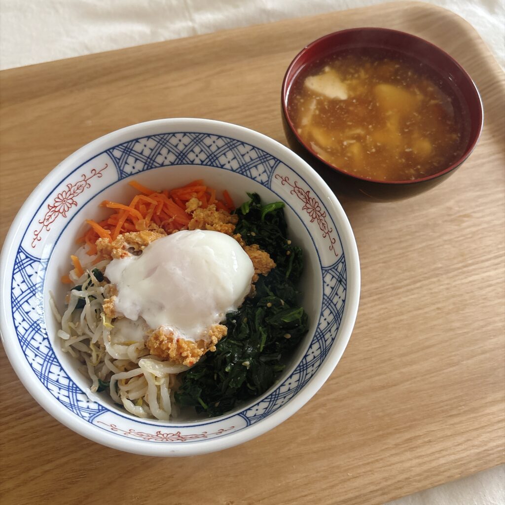 半熟卵入りビビンバ丼+豆腐とかにかまのとろみスープ
