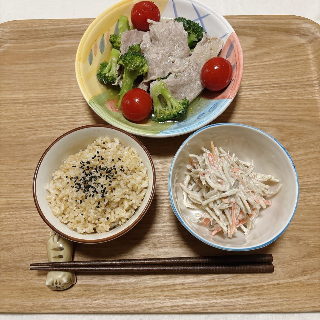 豚肉と彩り野菜のスープ蒸し+かにかまごぼうサラダ+ごましおごはん