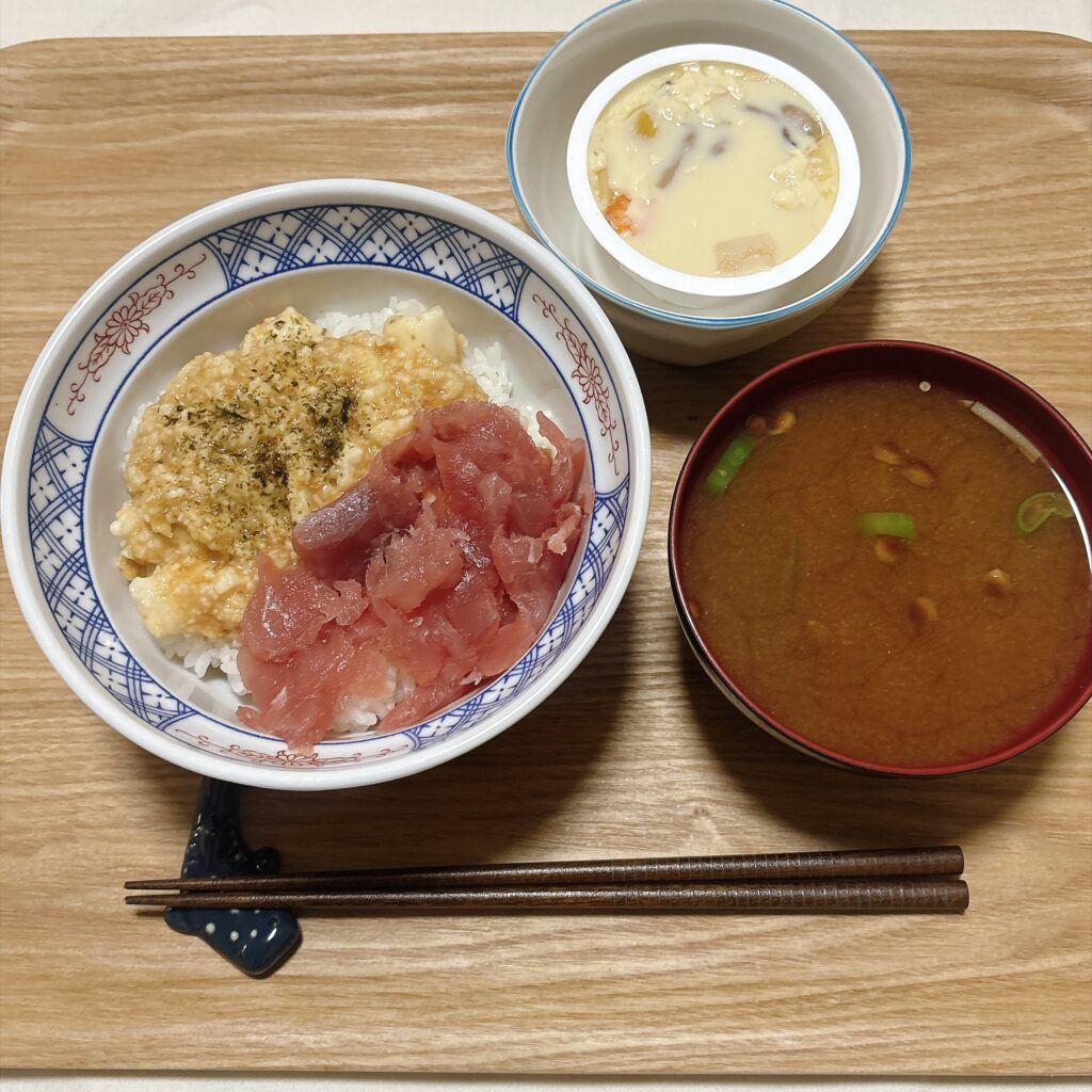 まぐろのザクザクみそとろろ丼+産直たまごの海老茶わんむし+とらまき茸のみそ汁