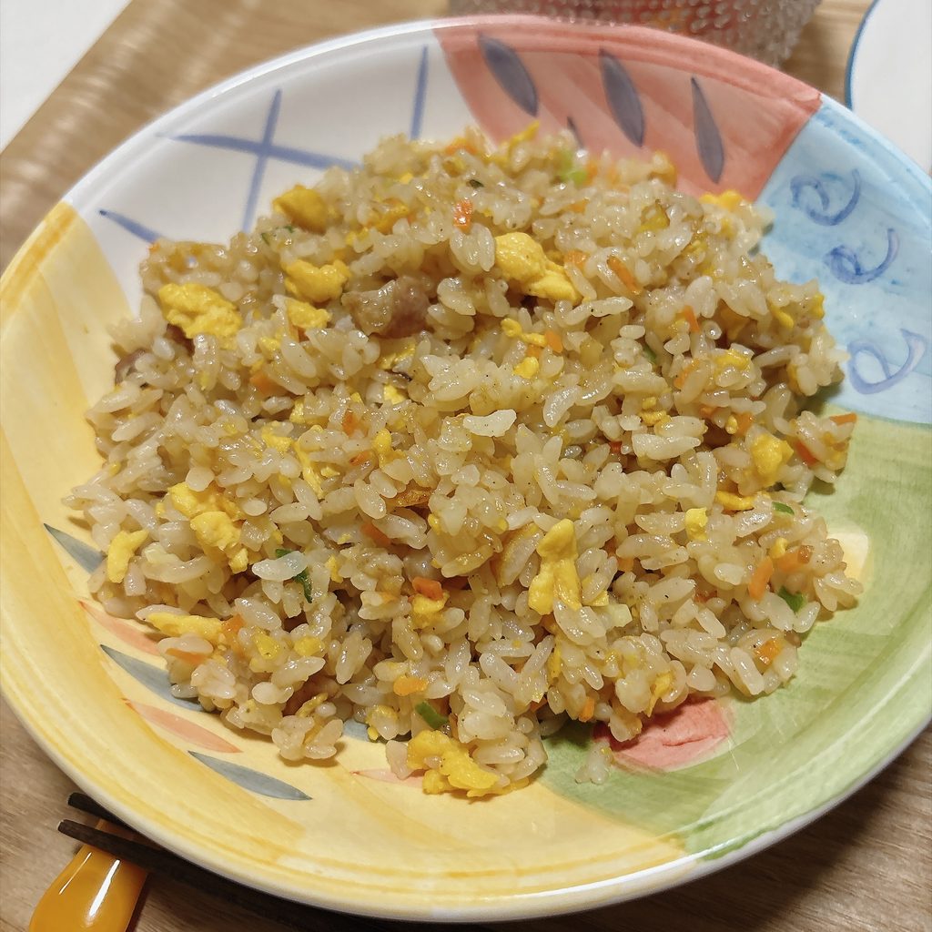 電子レンジで温めた直火炒めチャーハン