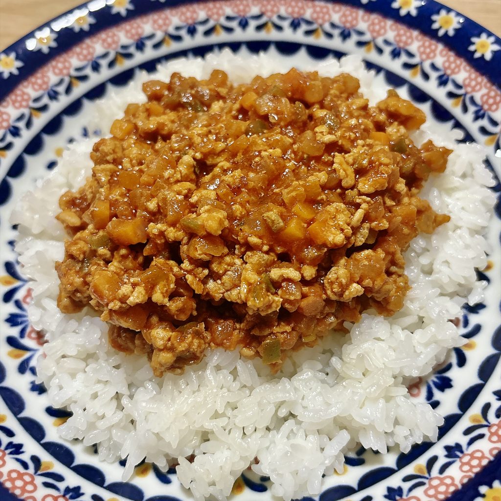 トマト風味のドライカレーをご飯に盛り付けたもの