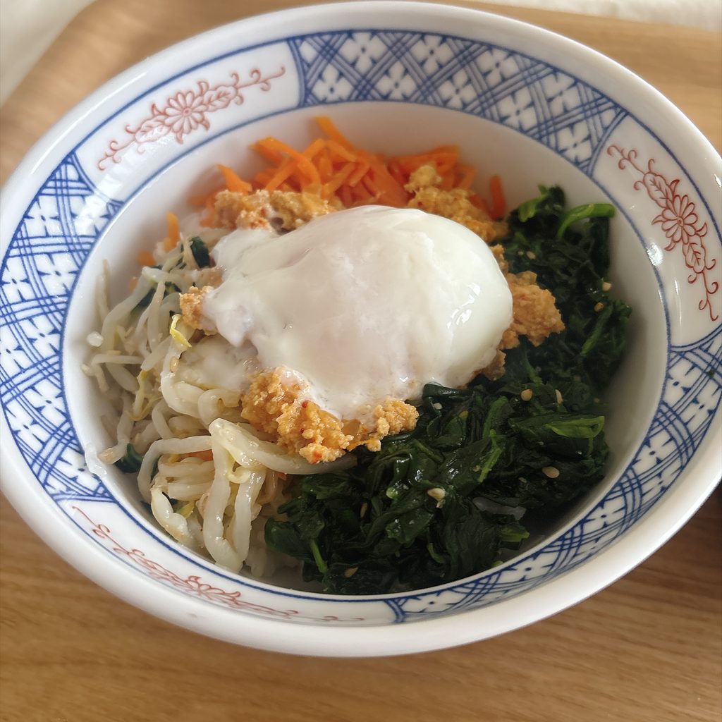 半熟卵入りビビンバ丼の完成品