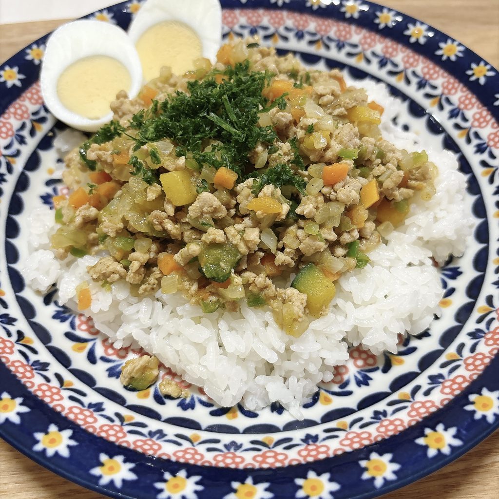 野菜が摂れる!ドライカレーをご飯に盛り付けたもの