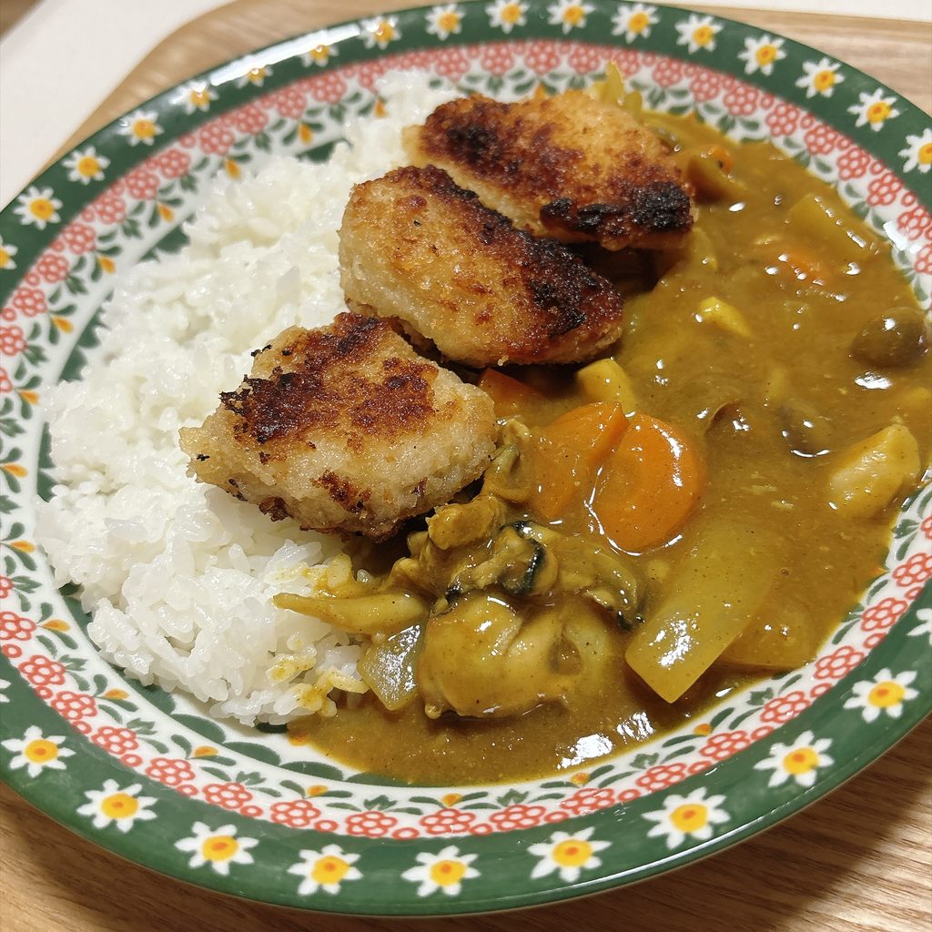まぐろの漬けカツをカレーにのせたアレンジ