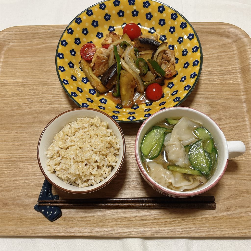 産直鶏肉と夏野菜の甘酢醤油炒めセットを2人で分けた1人分の配膳