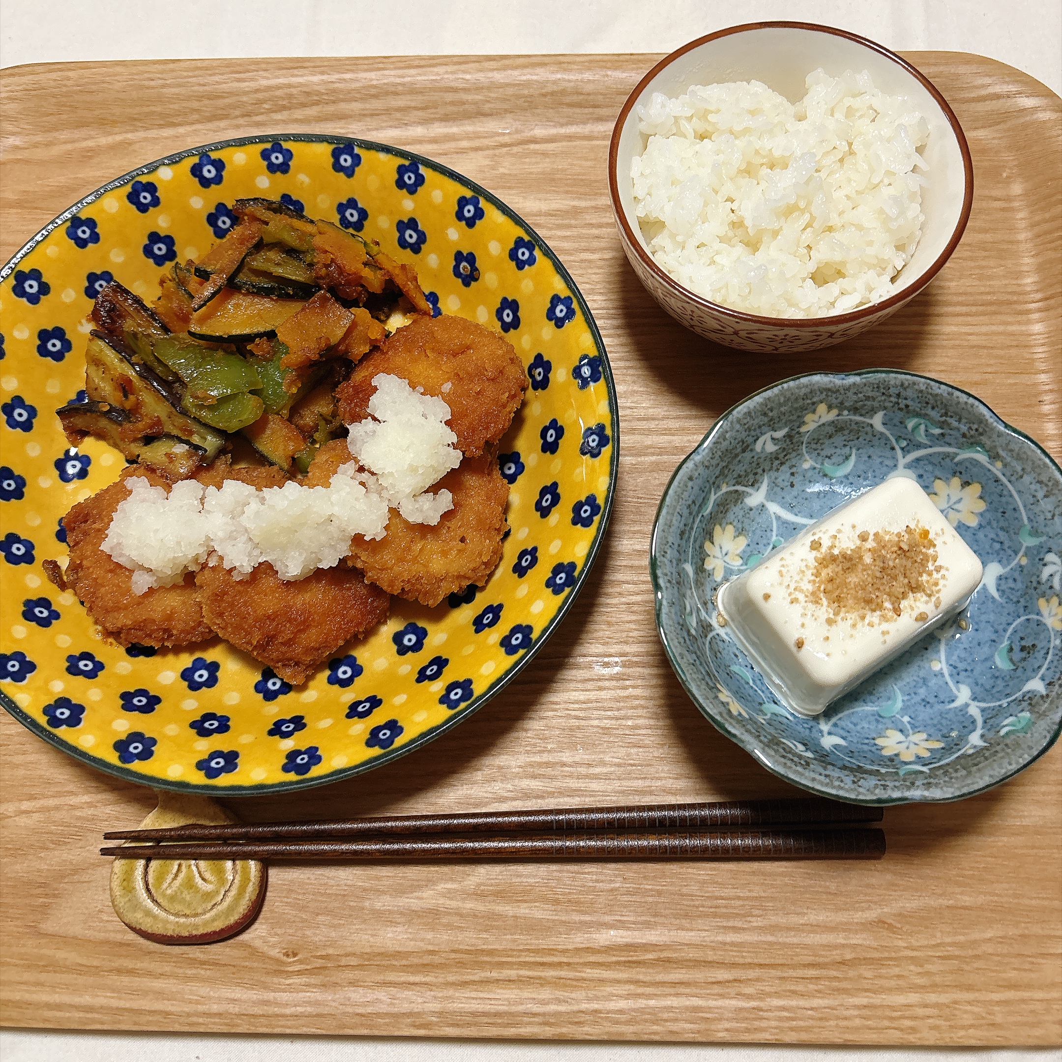 チキンカツと夏野菜のおろし煮セットの配膳