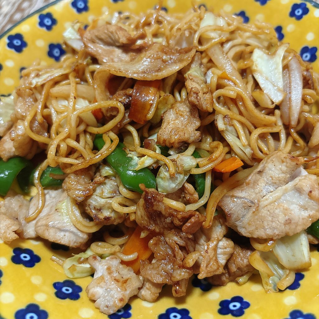 豚肉と野菜を加えて作ったソース焼そば