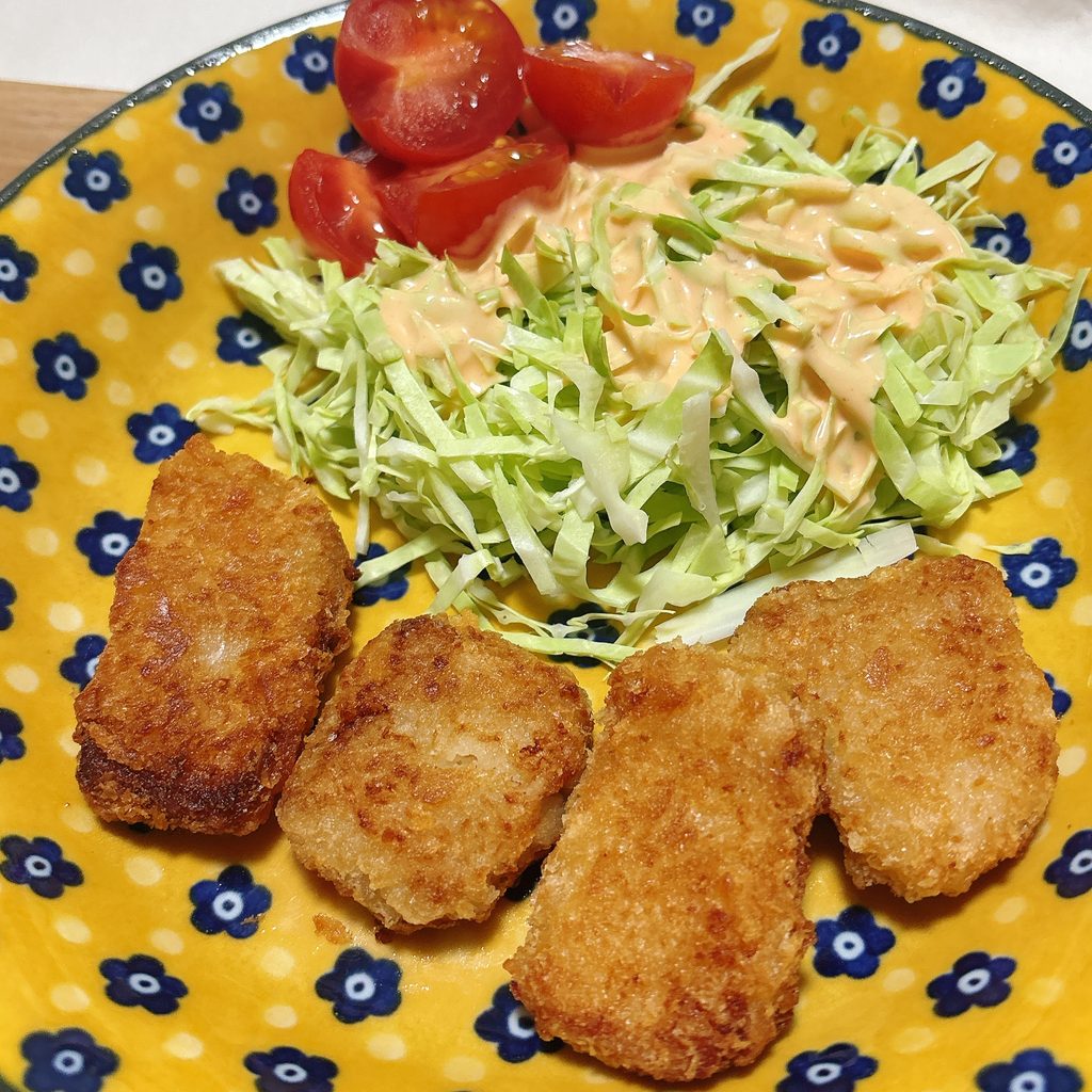 まぐろの漬けカツをキャベツと盛り合わせた一皿