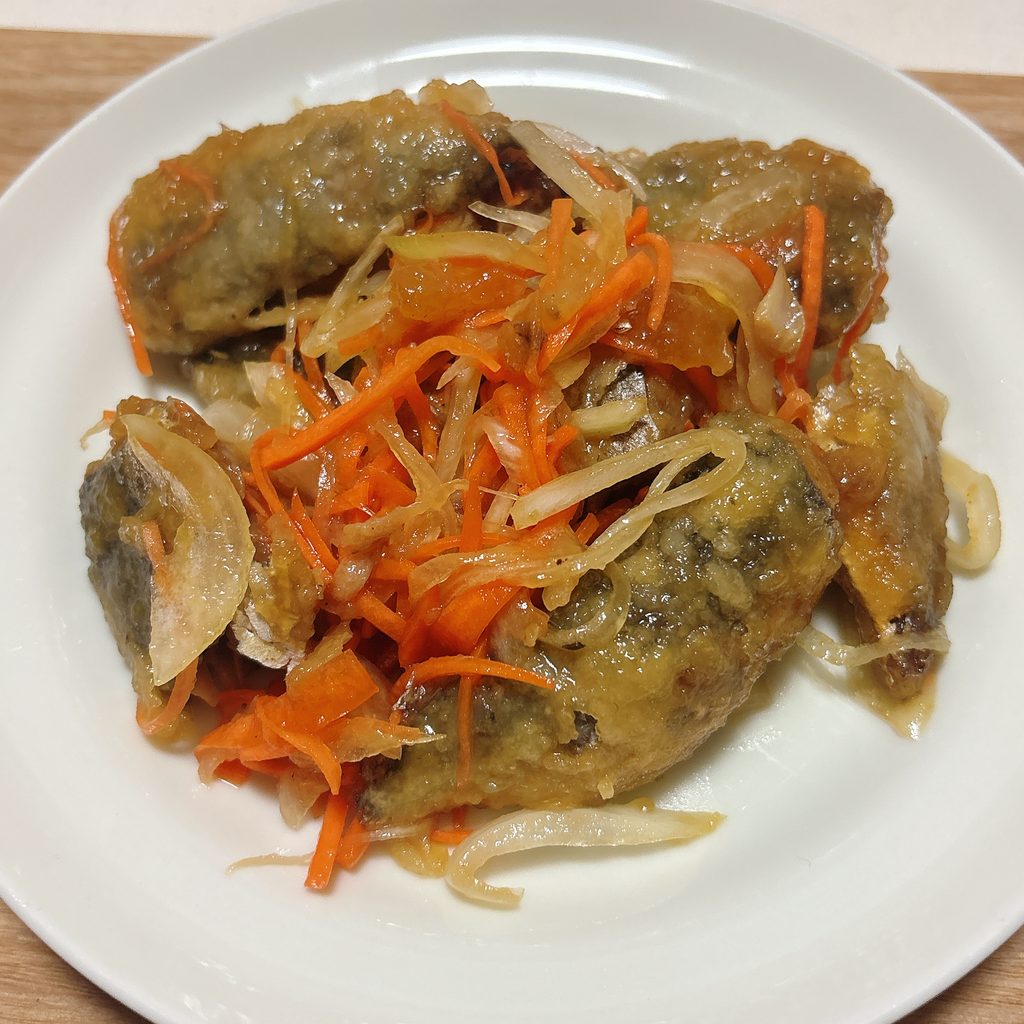 小あじの甘酢漬に玉ねぎとにんじんを合わせた一皿