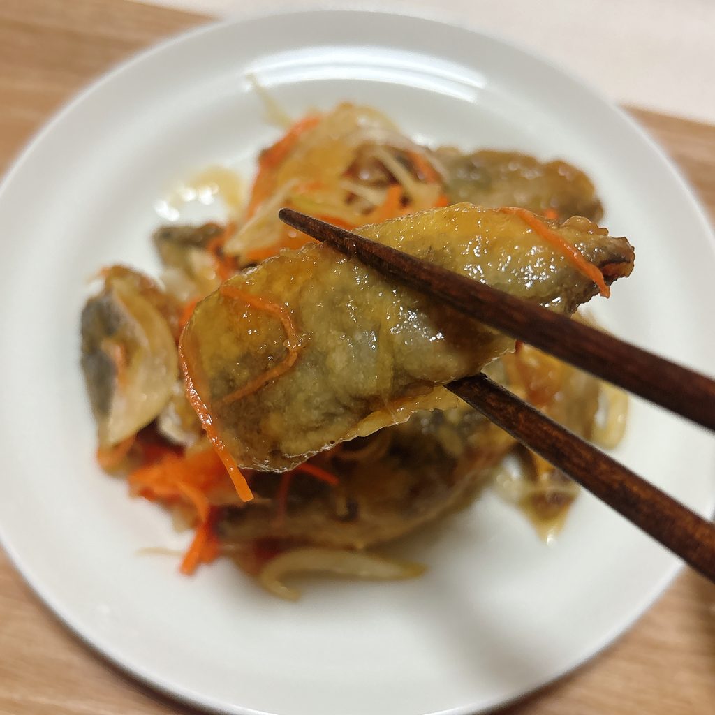 小あじの甘酢漬を箸で取り分けたところ