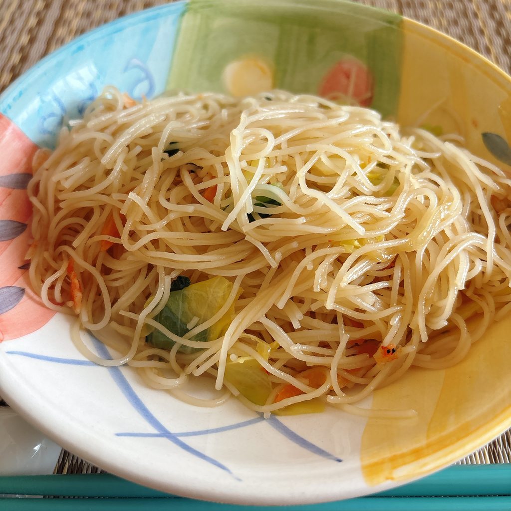 電子レンジで温めた桜えびの焼ビーフン