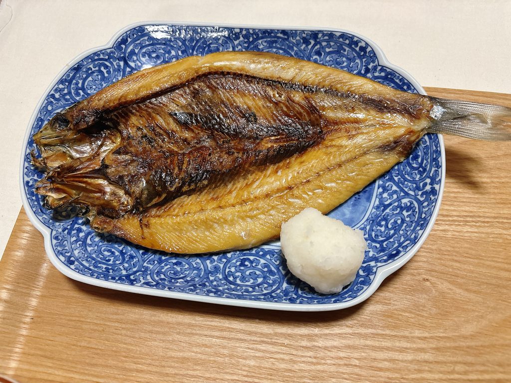 グリルで焼いたにしんの開きと大根おろし