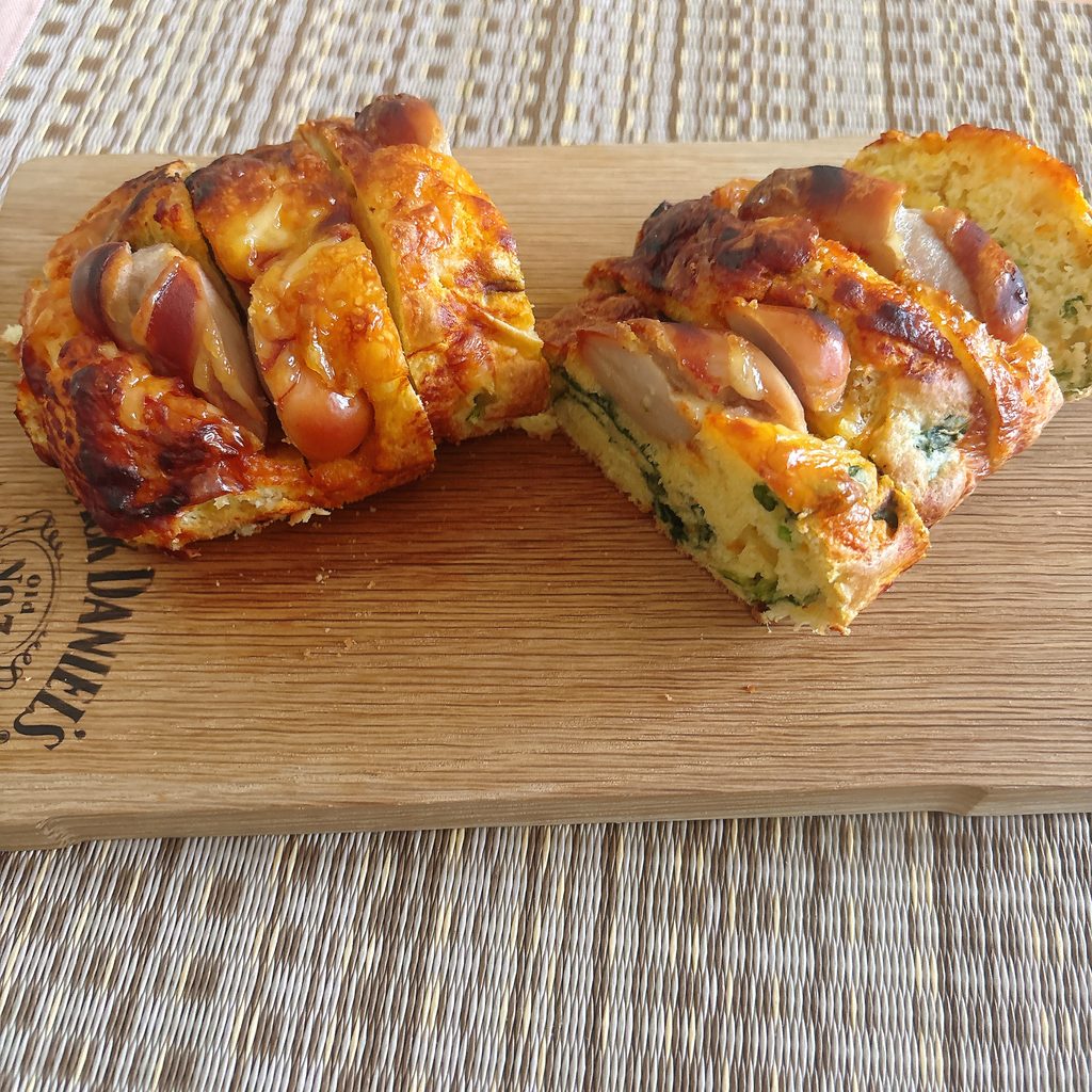 3種野菜とウインナーのケークサレを切り分けたところ